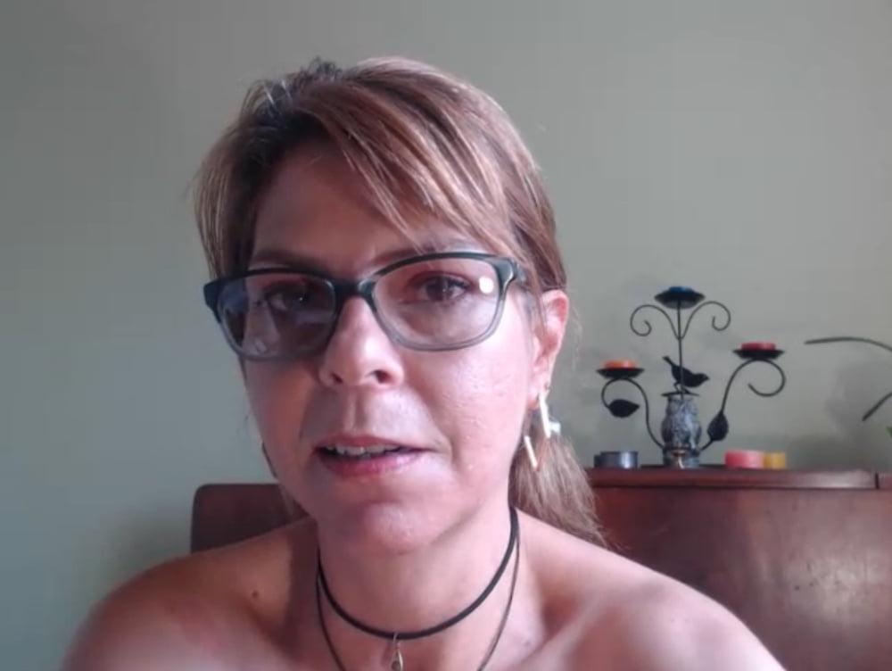 25P Love to watch this mature and masturbate at her on live cam