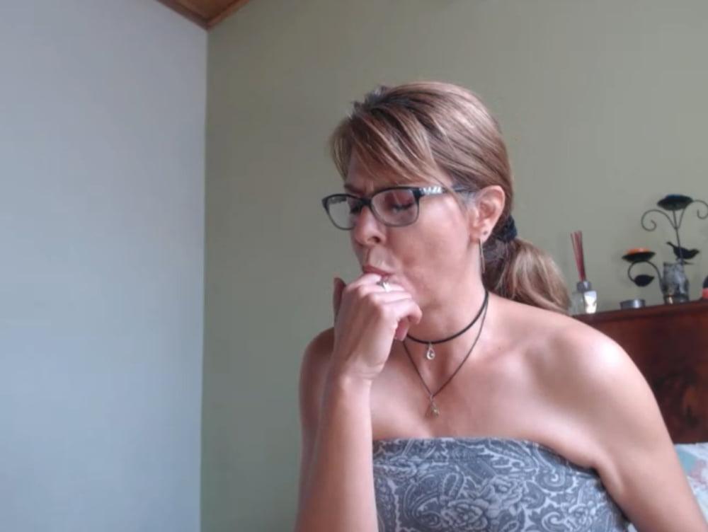 25P Love to watch this mature and masturbate at her on live cam