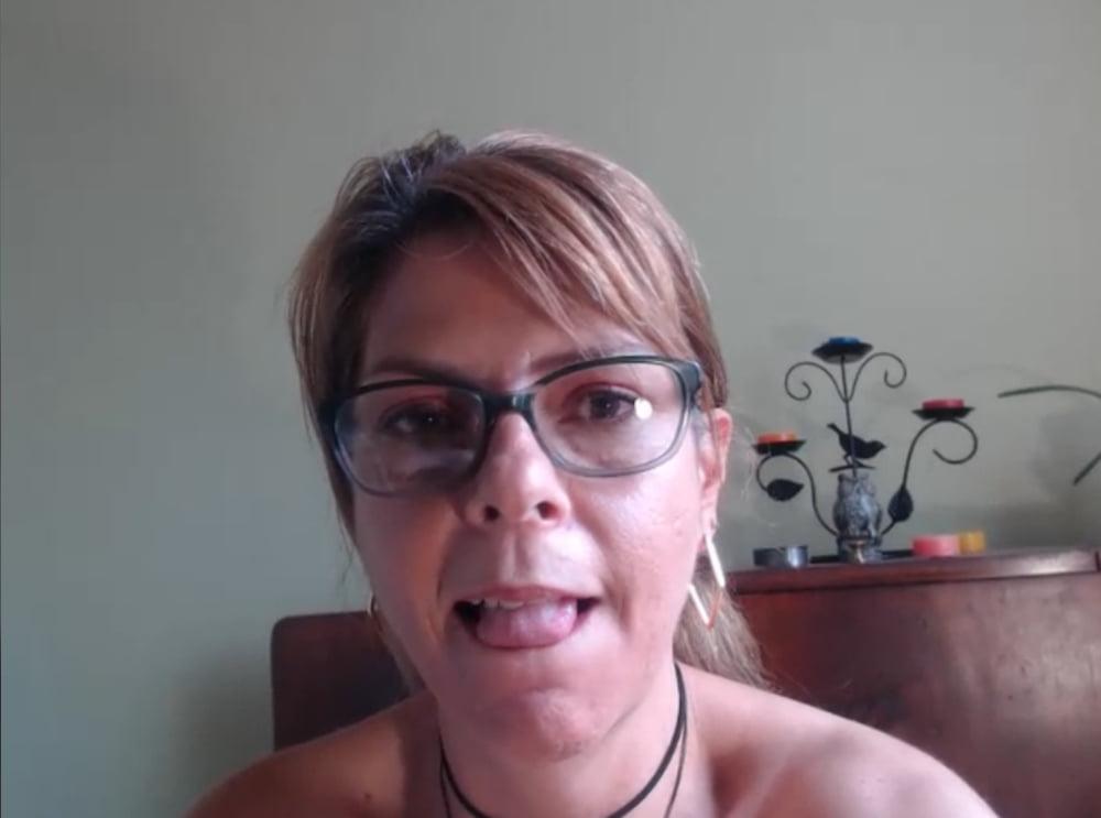 25P Love to watch this mature and masturbate at her on live cam