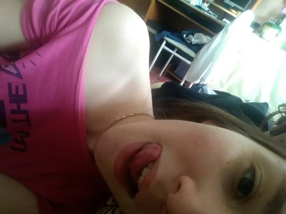 25P Young Alina show her body