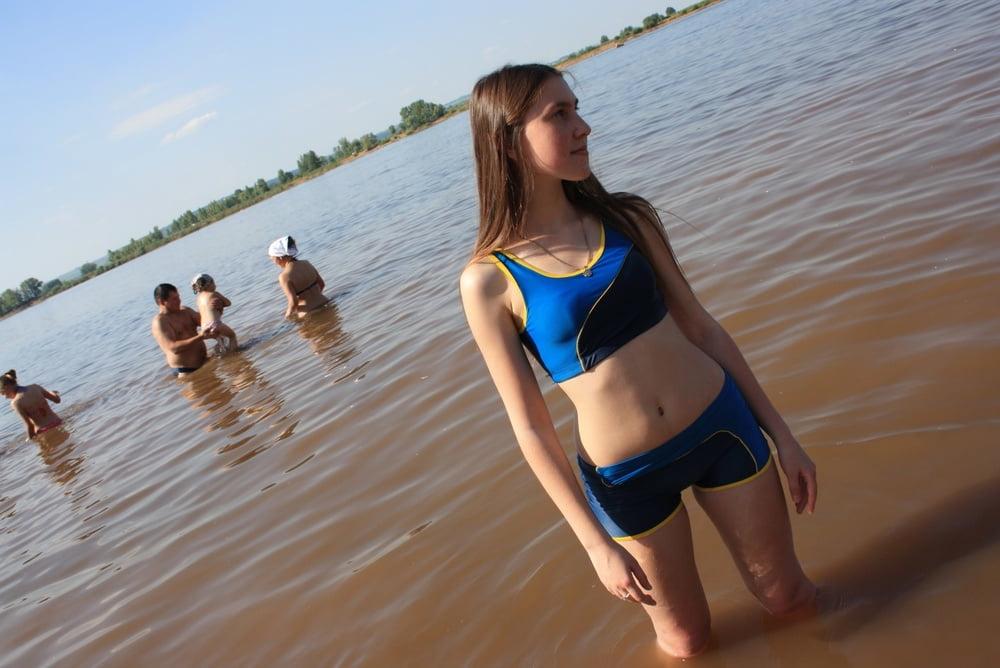25P Young Alina show her body