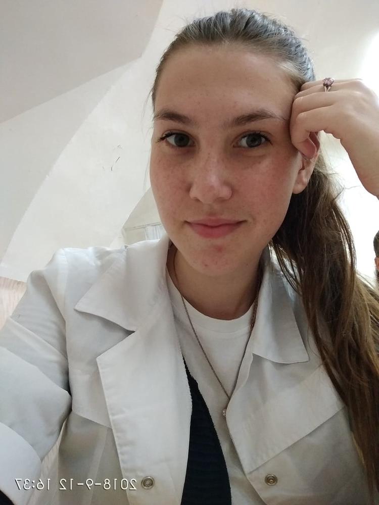 25P Young Alina show her body