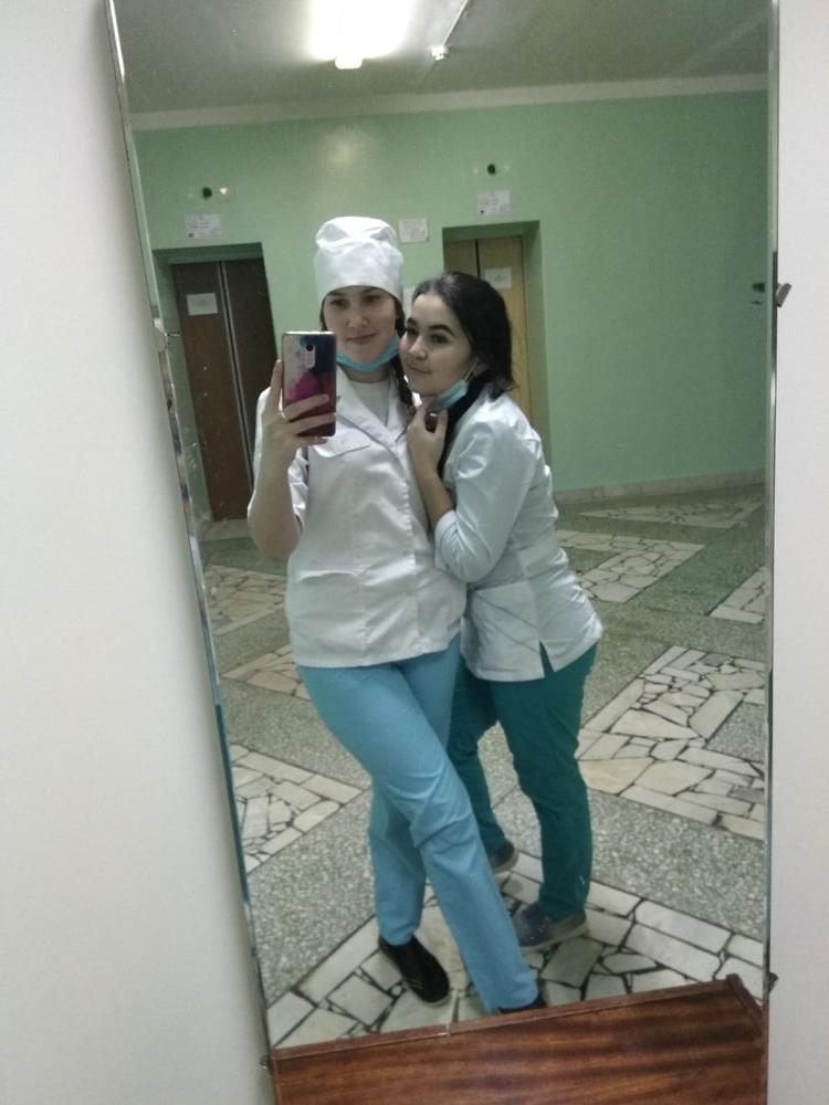 25P Young Alina show her body