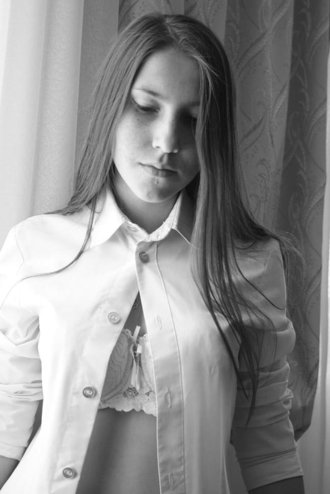 25P Young Alina show her body