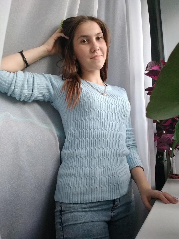 25P Young Alina show her body