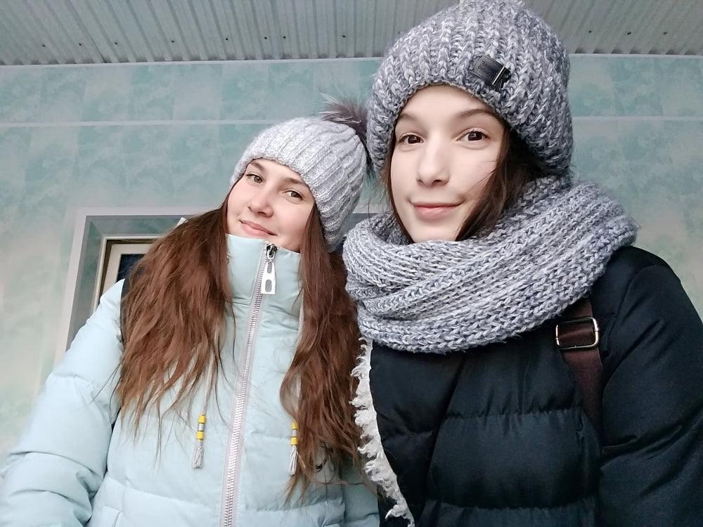 25P Young Alina show her body