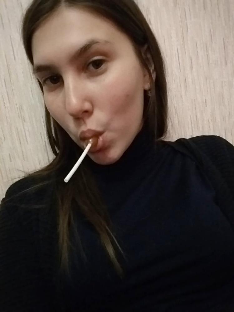 25P Young Alina show her body