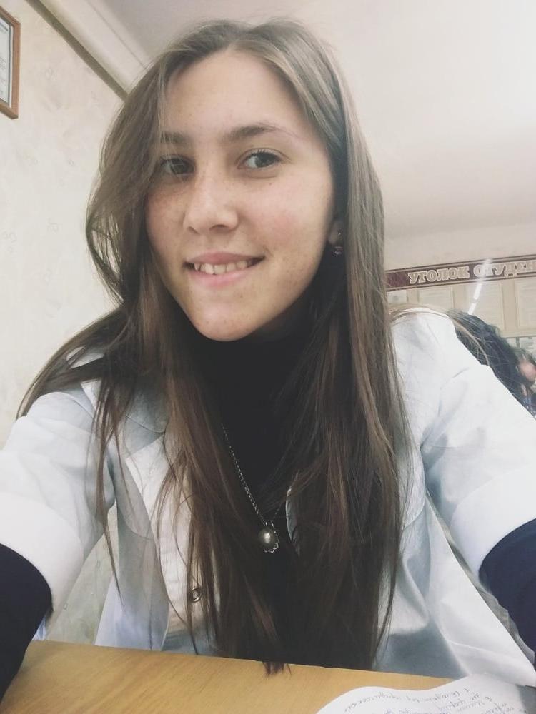25P Young Alina show her body