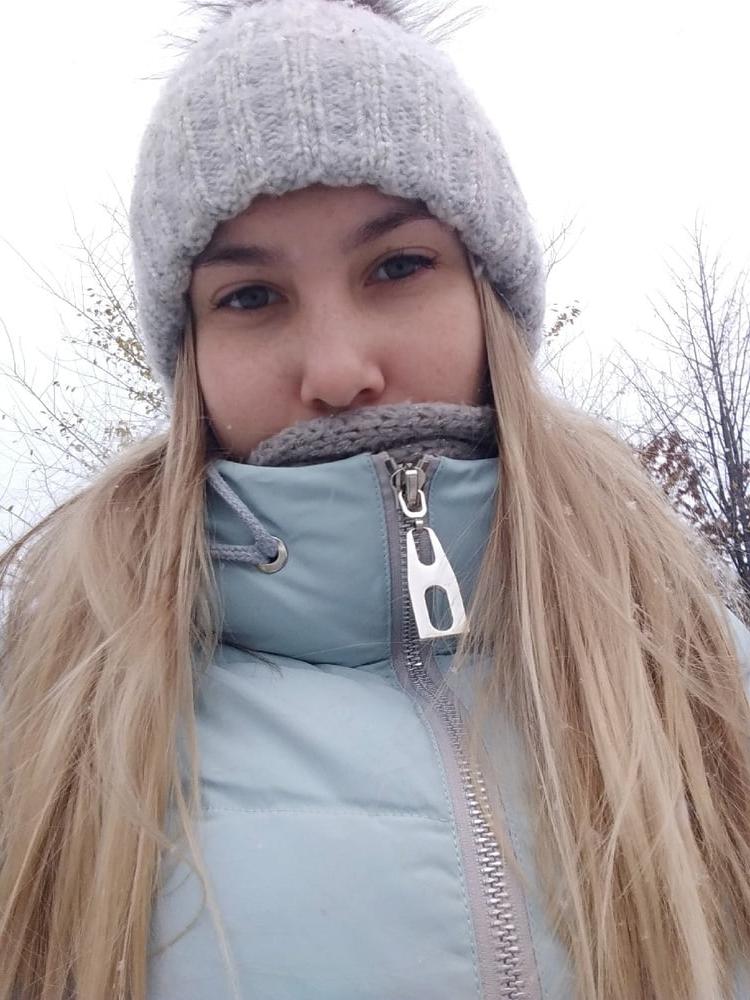 25P Young Alina show her body