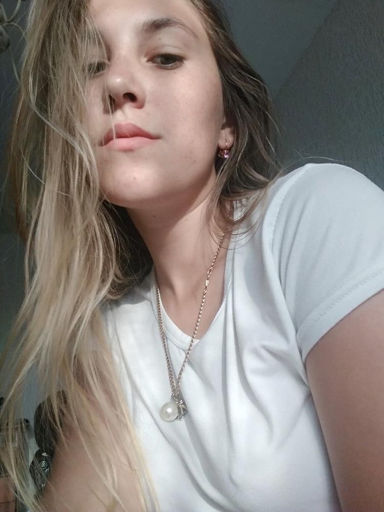 25P Young Alina show her body