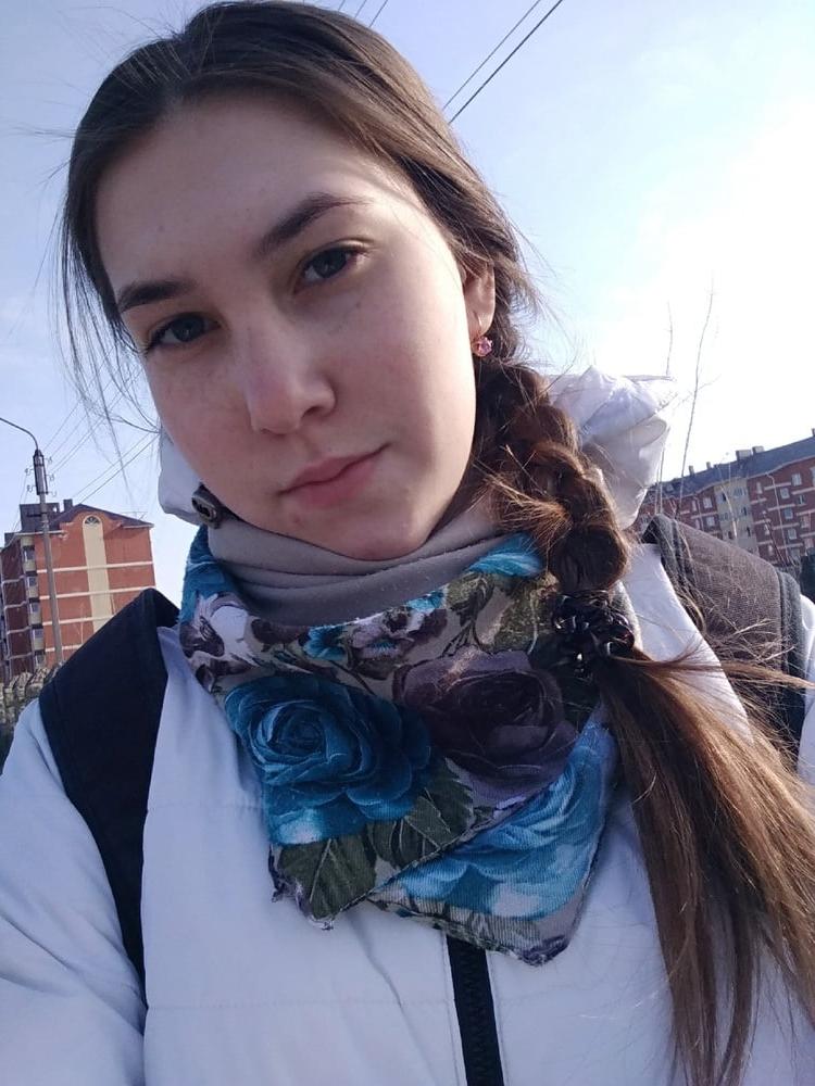 25P Young Alina show her body