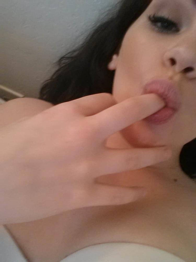25P Skinny chav tart strips down