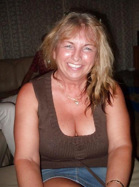 16P Hot HouseWife Heidi