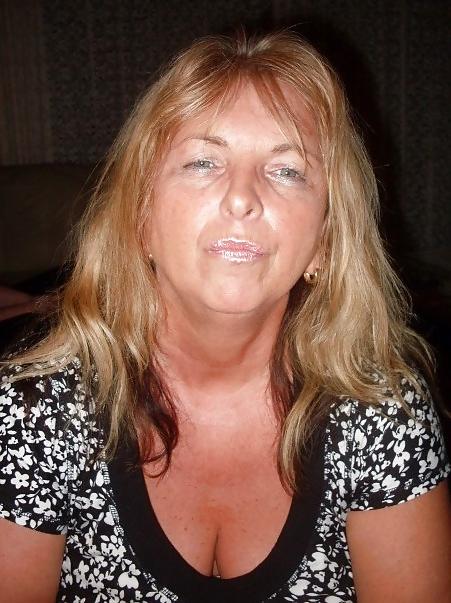 16P Hot HouseWife Heidi