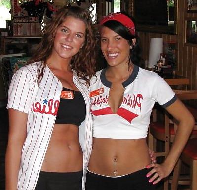25P Hooters girls