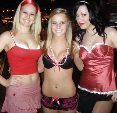 25P Hooters girls