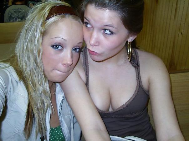 25P Hooters girls