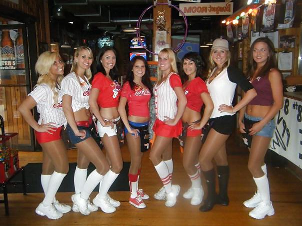 25P Hooters girls