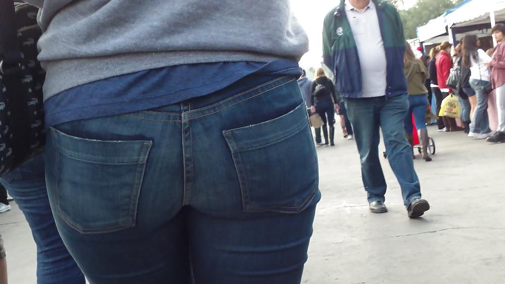 25P Teen butts & ass in jeans up close in public