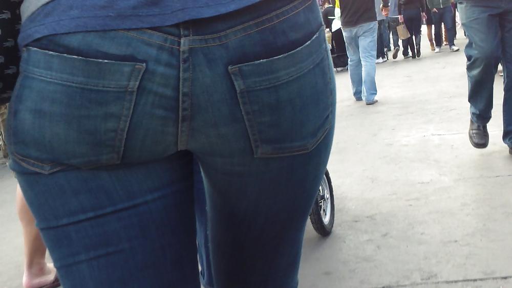 25P Teen butts & ass in jeans up close in public