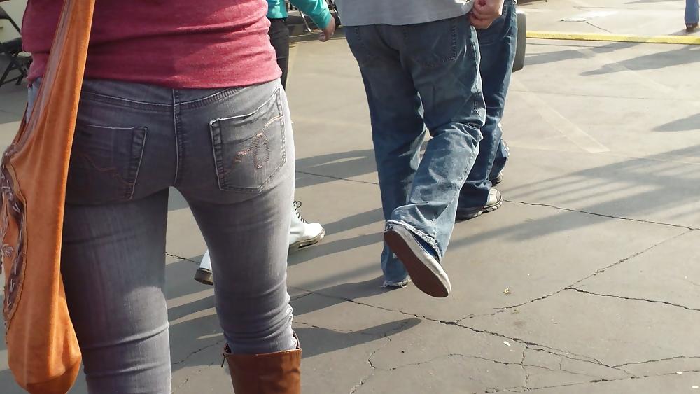 25P Teen butts & ass in jeans up close in public