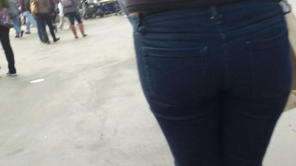 25P Teen butts & ass in jeans up close in public