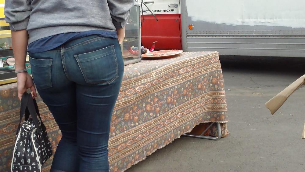 25P Teen butts & ass in jeans up close in public