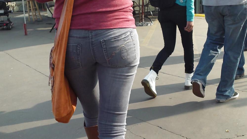 25P Teen butts & ass in jeans up close in public