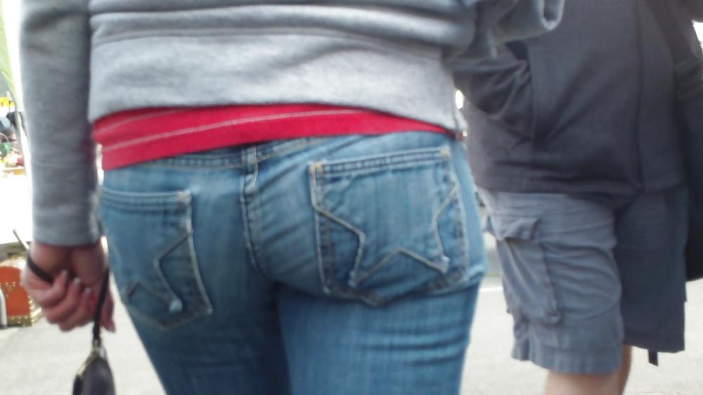 25P Teen butts & ass in jeans up close in public