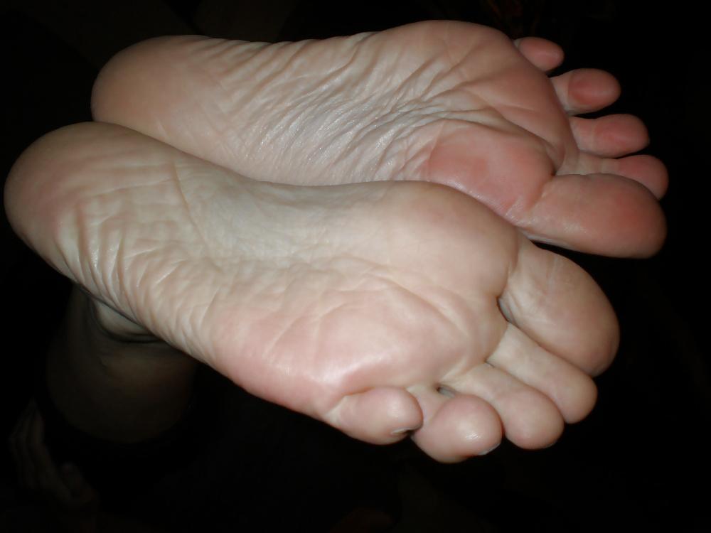 17P More pics of my girlfriends cute feet, i luv cumin over