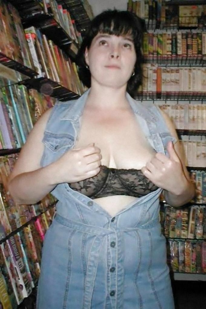 8P She Likes The Porno Store