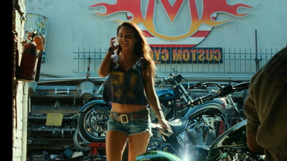17P Megan Fox Transformers 2 Bike Shop Screencaps