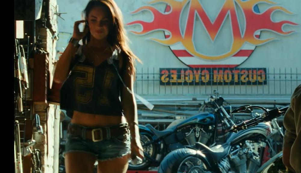 17P Megan Fox Transformers 2 Bike Shop Screencaps