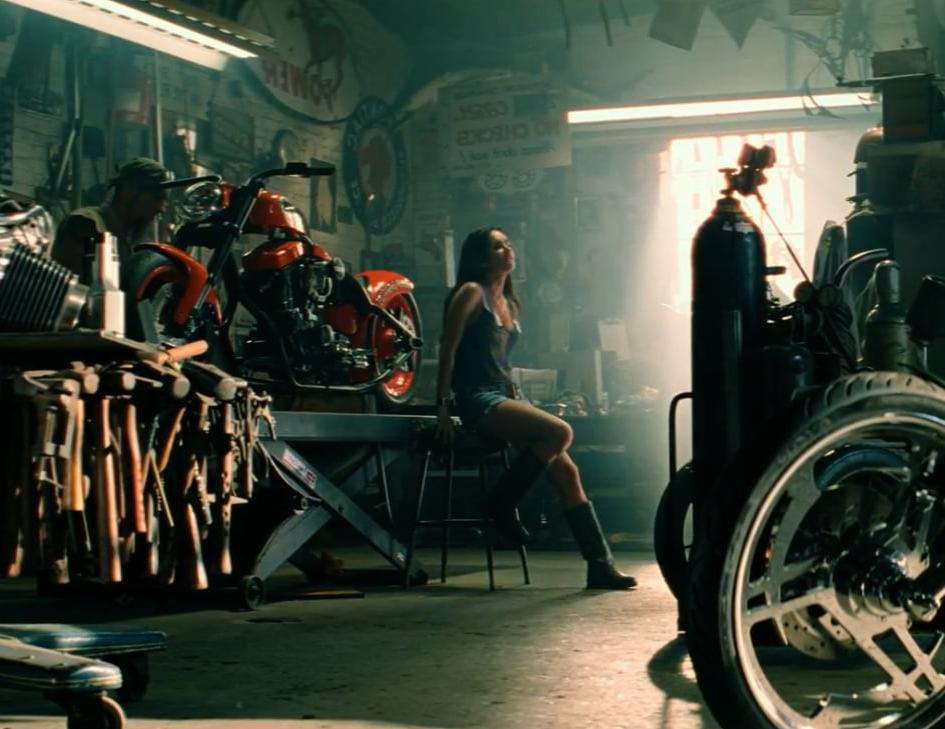17P Megan Fox Transformers 2 Bike Shop Screencaps