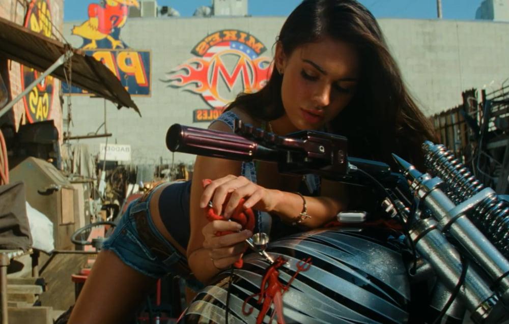 17P Megan Fox Transformers 2 Bike Shop Screencaps