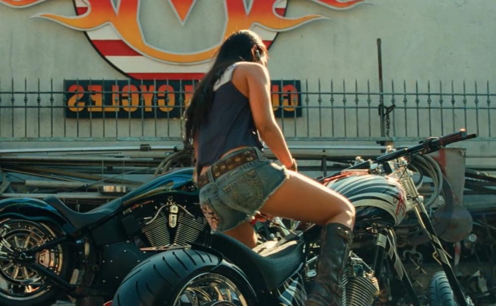 17P Megan Fox Transformers 2 Bike Shop Screencaps