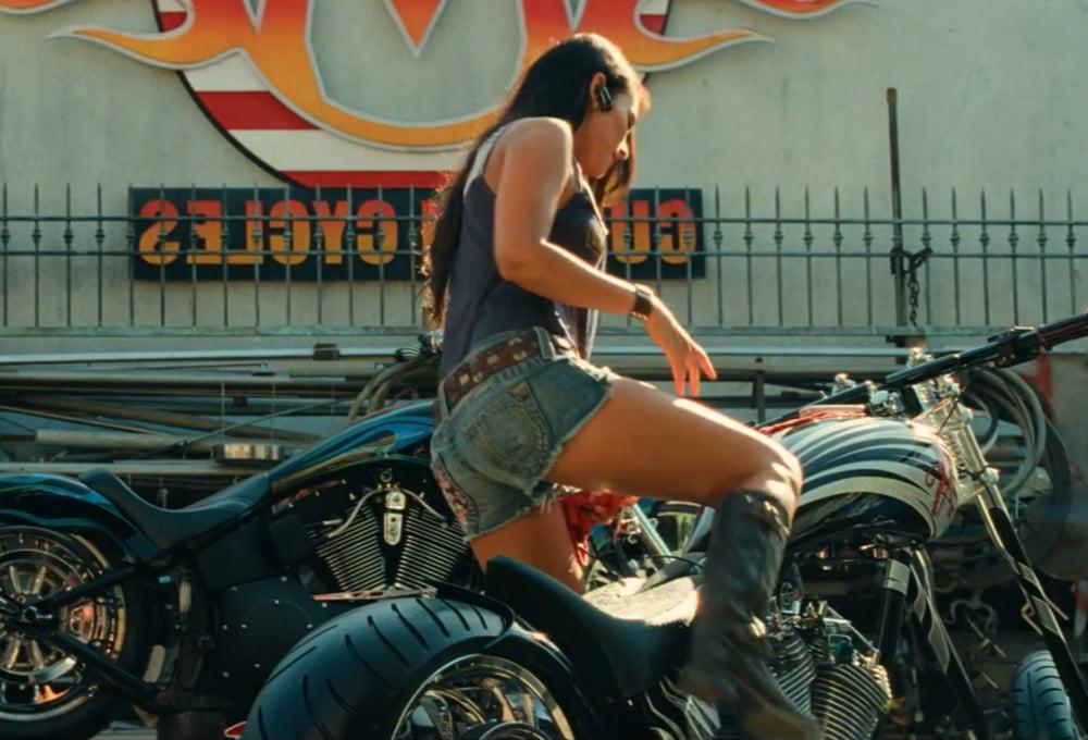 17P Megan Fox Transformers 2 Bike Shop Screencaps