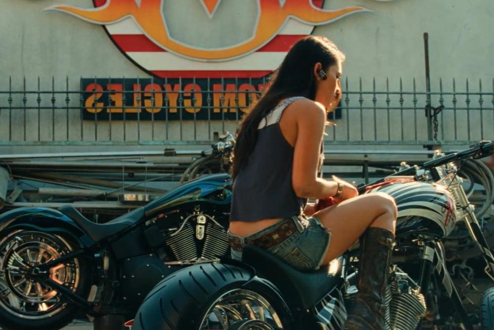 17P Megan Fox Transformers 2 Bike Shop Screencaps