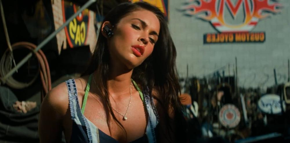 17P Megan Fox Transformers 2 Bike Shop Screencaps