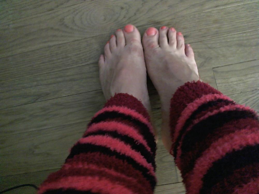 16P Suck my toes and cum all over them! mmm!!