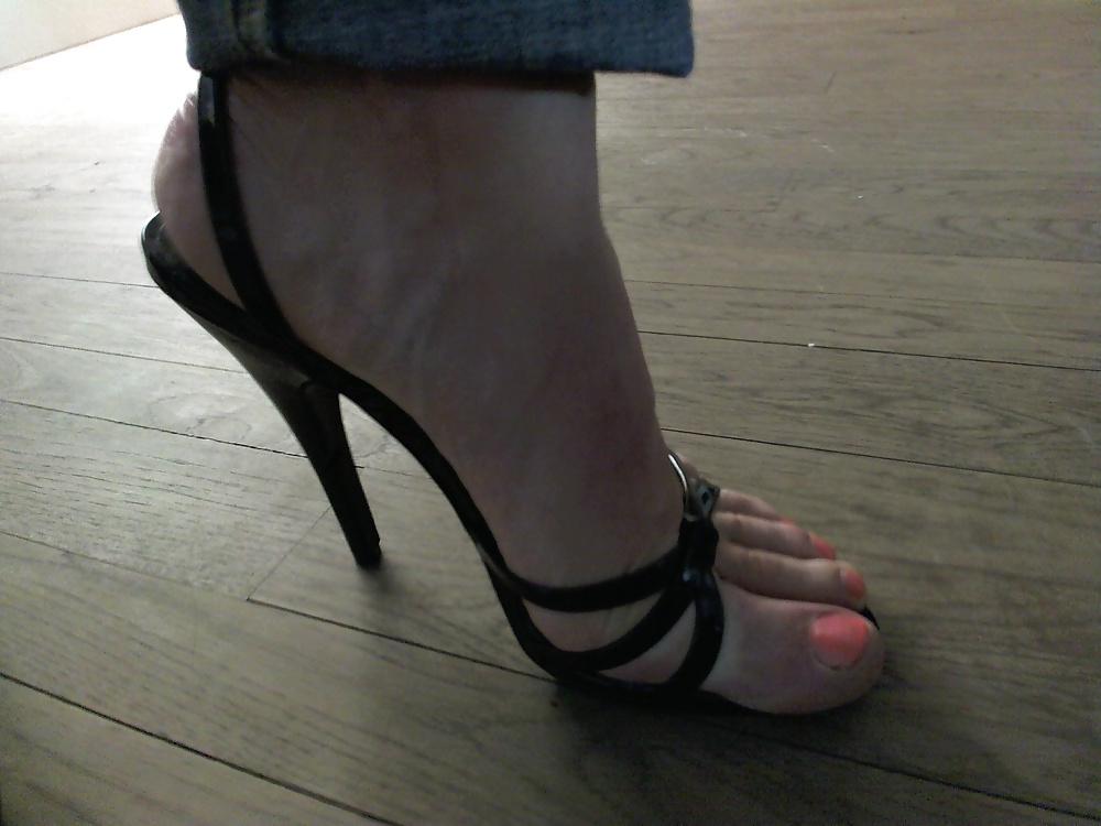 16P Suck my toes and cum all over them! mmm!!