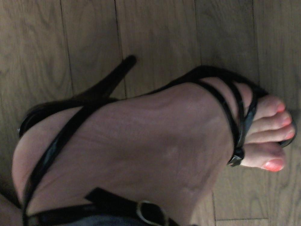 16P Suck my toes and cum all over them! mmm!!