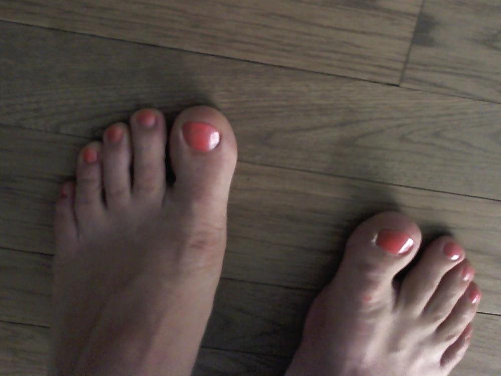 16P Suck my toes and cum all over them! mmm!!