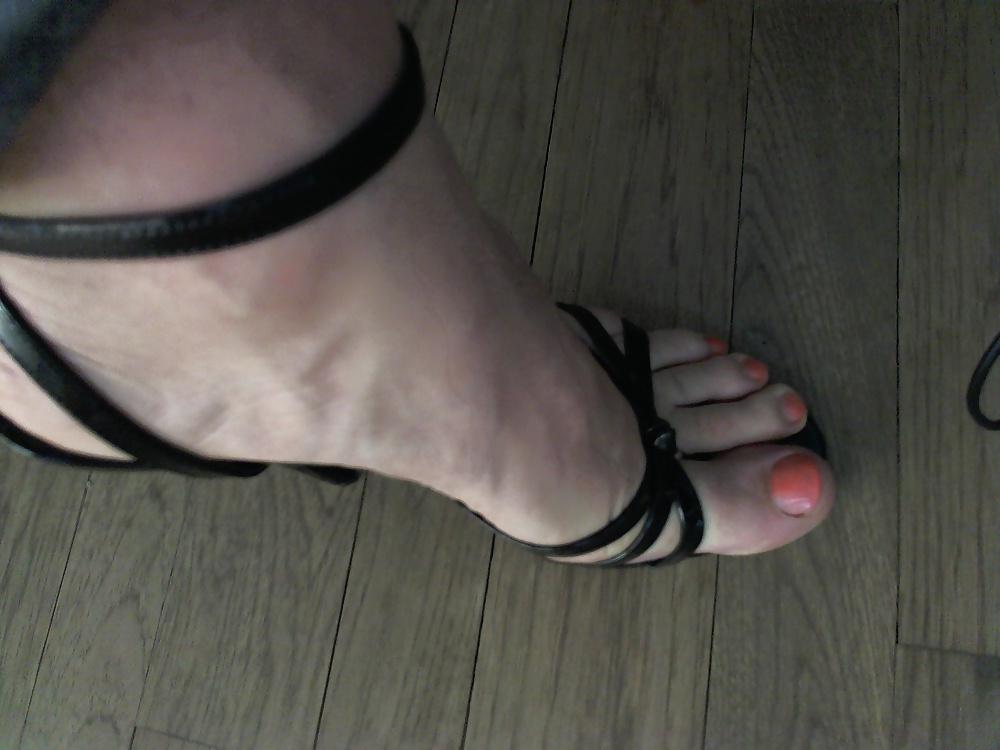 16P Suck my toes and cum all over them! mmm!!