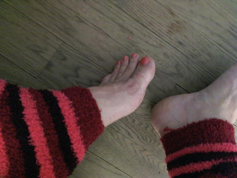 16P Suck my toes and cum all over them! mmm!!