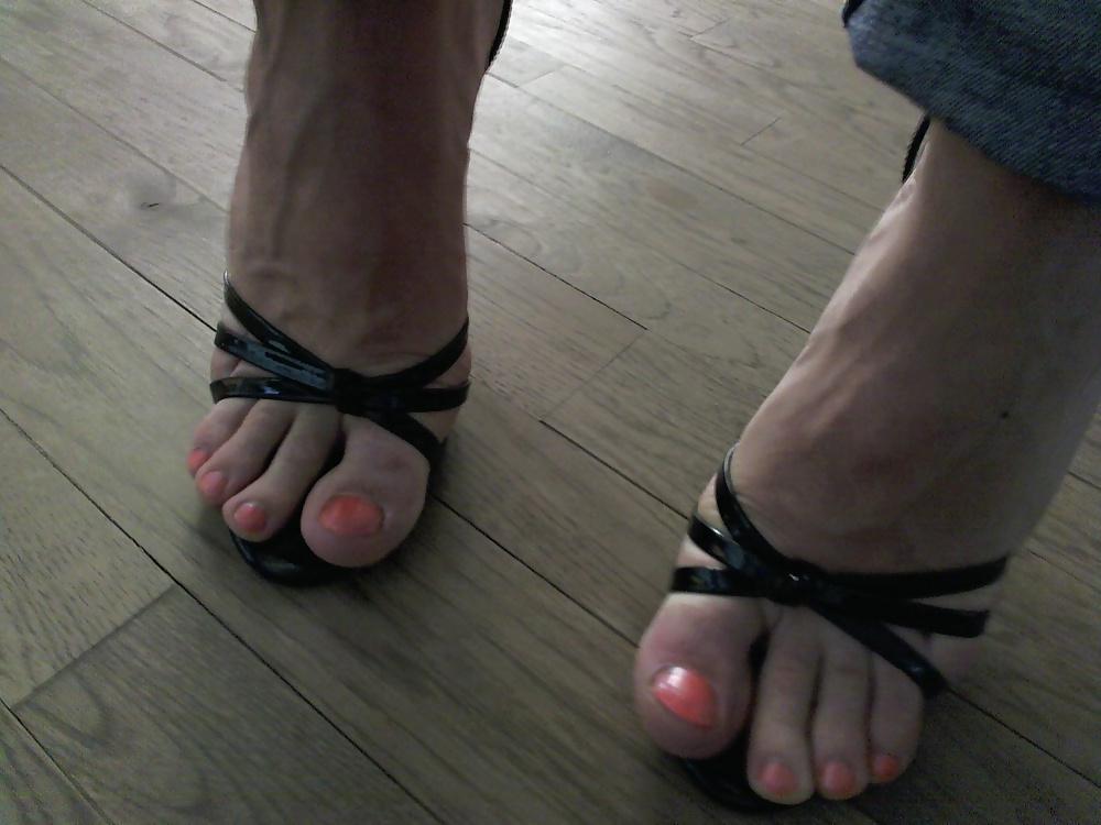16P Suck my toes and cum all over them! mmm!!