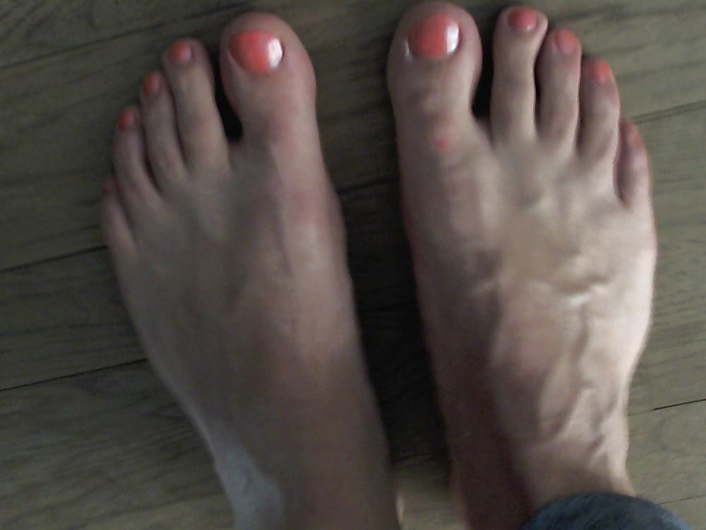 16P Suck my toes and cum all over them! mmm!!