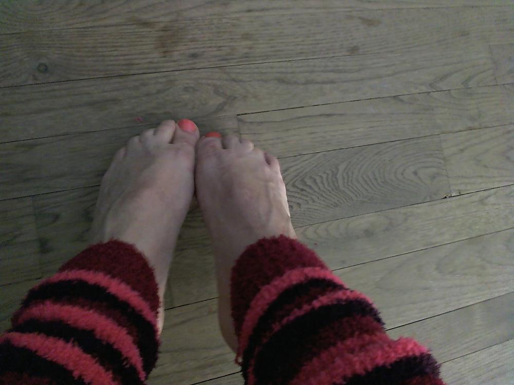 16P Suck my toes and cum all over them! mmm!!