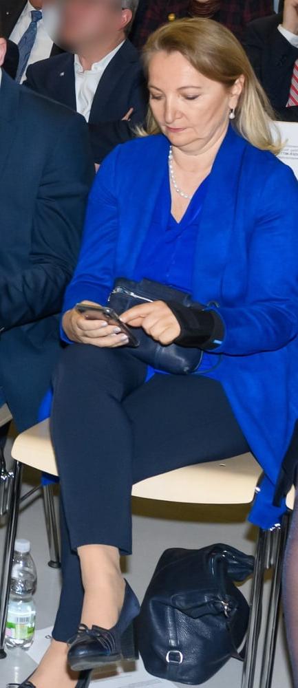 24P Austrian Business Granny HUT Slut