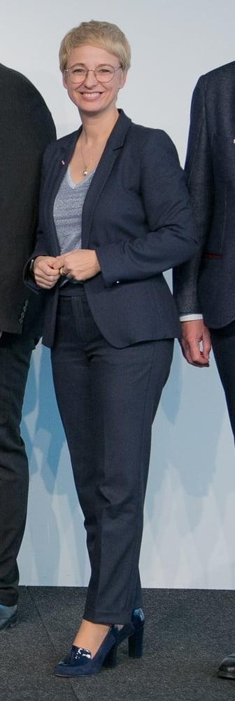 25P Doris Hummer - Austrian MILF Politician in Pantyhose